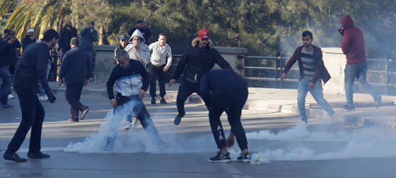 الشارع الجزائري يغلي غضبا ضد بوتفليقة وصدامات بين الشرطة والمتظاهرين صورة رقم 11