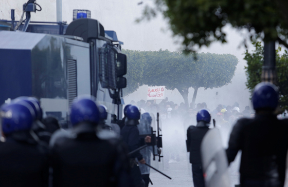 الشارع الجزائري يغلي غضبا ضد بوتفليقة وصدامات بين الشرطة والمتظاهرين صورة رقم 12