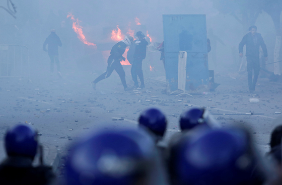 الشارع الجزائري يغلي غضبا ضد بوتفليقة وصدامات بين الشرطة والمتظاهرين صورة رقم 13