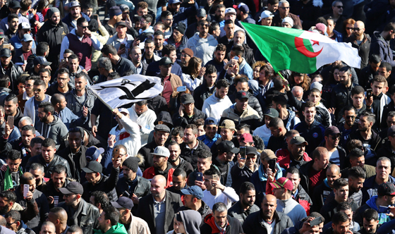 الشارع الجزائري يغلي غضبا ضد بوتفليقة وصدامات بين الشرطة والمتظاهرين صورة رقم 14