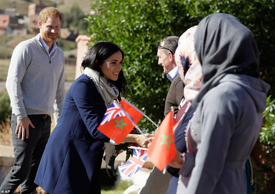 بالفيديو: ميغان ماركل توشم يدها بالحناء في المغرب وتواضعها لفت الأنظار صورة رقم 12