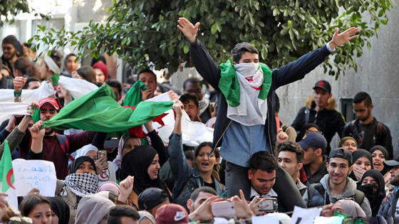الجزائر: معارضون يدعون بوتفليقة للتنحي ويحضون الجيش على لعب دور دستوري صورة رقم 6