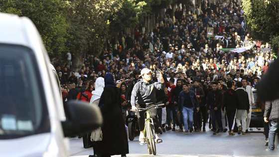 الجزائر: معارضون يدعون بوتفليقة للتنحي ويحضون الجيش على لعب دور دستوري صورة رقم 8