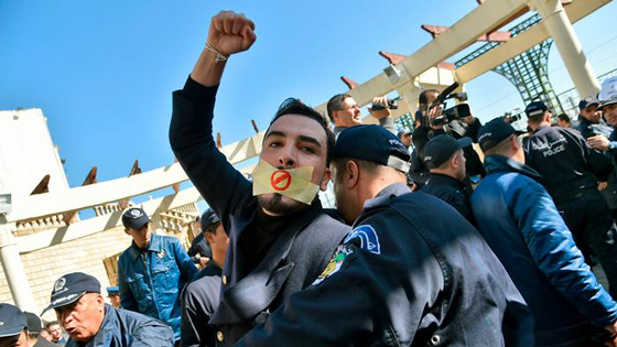 الجزائر: معارضون يدعون بوتفليقة للتنحي ويحضون الجيش على لعب دور دستوري صورة رقم 9