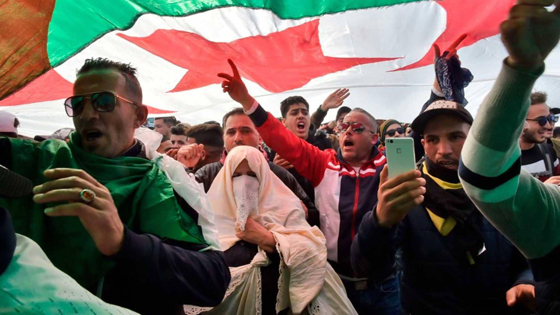 الجزائر: معارضون يدعون بوتفليقة للتنحي ويحضون الجيش على لعب دور دستوري صورة رقم 1