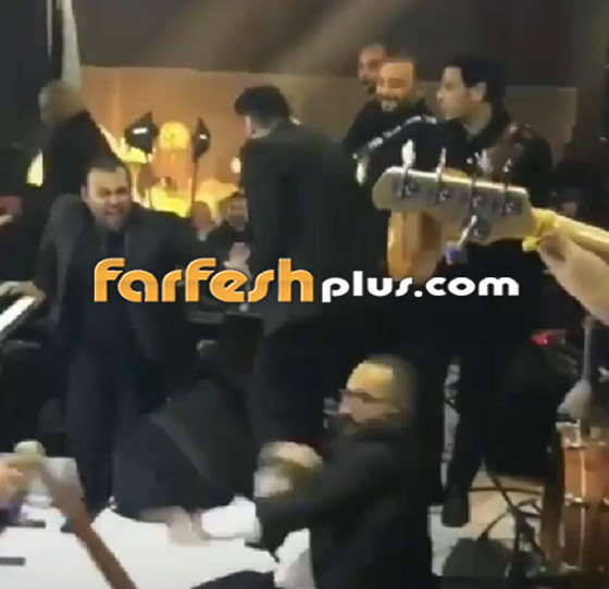 بالفيديو: تامر حسني في نوبة ضحك هستيرية على المسرح.. ما السبب؟ صورة رقم 2 بالفيديو: تامر حسني في نوبة ضحك هستيرية على المسرح.. ما السبب؟ صورة رقم 2