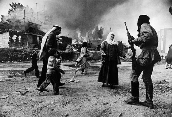 بالصور: أسماء لامعة لمصورات التقطن بعدساتهن أحداث الحروب والمظاهرات صورة رقم 4