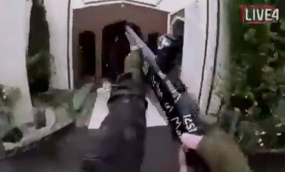فيديو: اللحظات الأولى بعد إطلاق النار في مسجد لينوود بنيوزيلندا صورة رقم 22