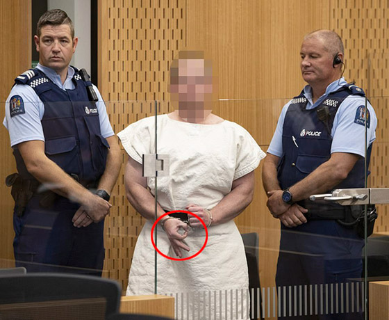 ما سر الإشارة العنصرية التي أداها المتهم بهجوم نيوزيلندا بأصابعه أمام المحكمة؟ صورة رقم 5