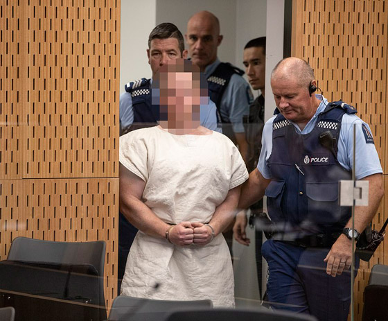 ما سر الإشارة العنصرية التي أداها المتهم بهجوم نيوزيلندا بأصابعه أمام المحكمة؟ صورة رقم 4