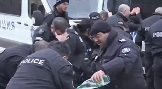 بلغاريا: الرياح مع المتظاهرين ضد عناصر الشرطة صورة رقم 1