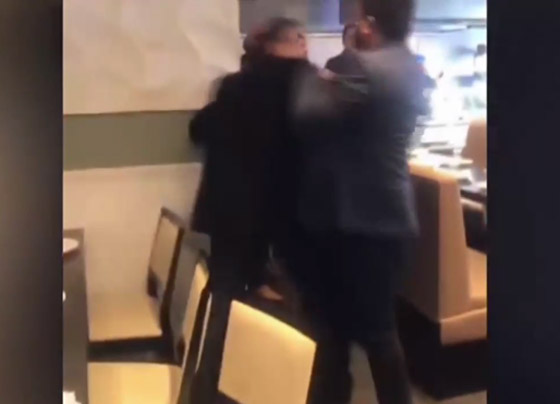 بالفيديو: شجار عنيف بالسكاكين داخل مطعم في لندن صورة رقم 1