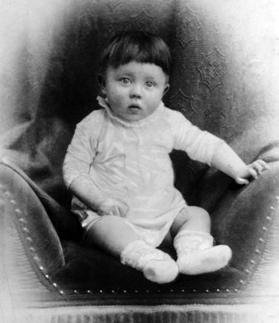 كيف تأثر القائد النازي هتلر بوفاة والدته؟ ولماذا احتفظ بصورتها قبل انتحاره؟ صورة رقم 1