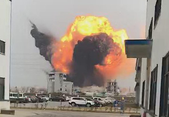 بالفيديو والصور: شاهدوا لحظة انفجار مصنع في الصين، هزّ الأرض وقتل العشرات صورة رقم 1