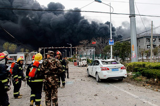 بالفيديو والصور: شاهدوا لحظة انفجار مصنع في الصين، هزّ الأرض وقتل العشرات صورة رقم 6