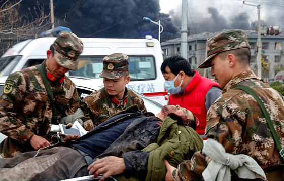 بالفيديو والصور: شاهدوا لحظة انفجار مصنع في الصين، هزّ الأرض وقتل العشرات صورة رقم 8