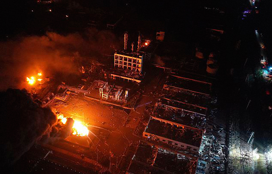بالفيديو والصور: شاهدوا لحظة انفجار مصنع في الصين، هزّ الأرض وقتل العشرات صورة رقم 10