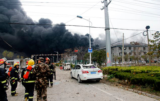 بالفيديو والصور: شاهدوا لحظة انفجار مصنع في الصين، هزّ الأرض وقتل العشرات صورة رقم 11