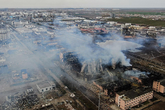 بالفيديو والصور: شاهدوا لحظة انفجار مصنع في الصين، هزّ الأرض وقتل العشرات صورة رقم 16
