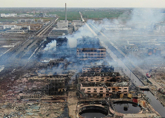 بالفيديو والصور: شاهدوا لحظة انفجار مصنع في الصين، هزّ الأرض وقتل العشرات صورة رقم 18