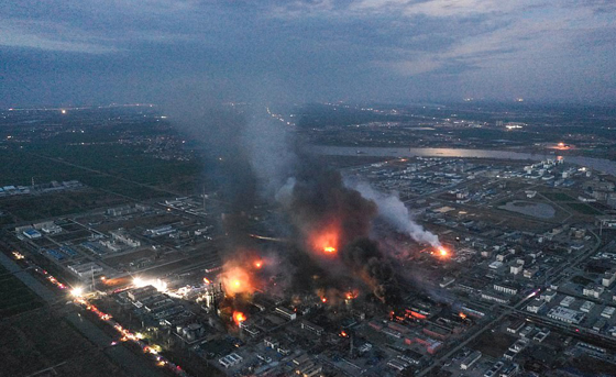 بالفيديو والصور: شاهدوا لحظة انفجار مصنع في الصين، هزّ الأرض وقتل العشرات صورة رقم 25