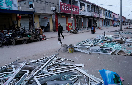 بالفيديو والصور: شاهدوا لحظة انفجار مصنع في الصين، هزّ الأرض وقتل العشرات صورة رقم 31