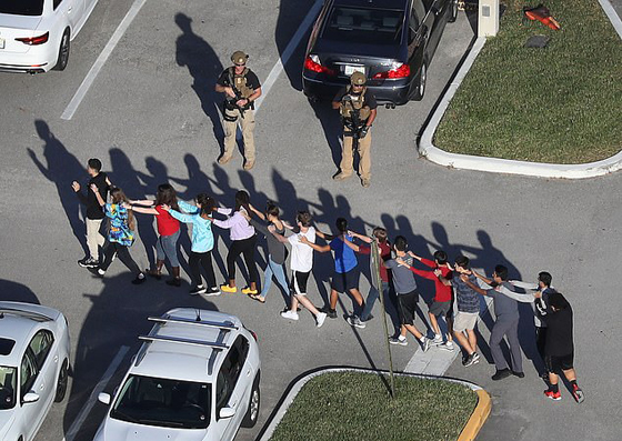 انتحار طالبة أميركية بعد نجاتها من مذبحة المدرسة في ولاية فلوريدا صورة رقم 6