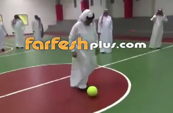 بالفيديو: الفنان السعودي محمد عبده يبرز مهارته في كرة القدم صورة رقم 1 بالفيديو: الفنان السعودي محمد عبده يبرز مهارته في كرة القدم صورة رقم 1
