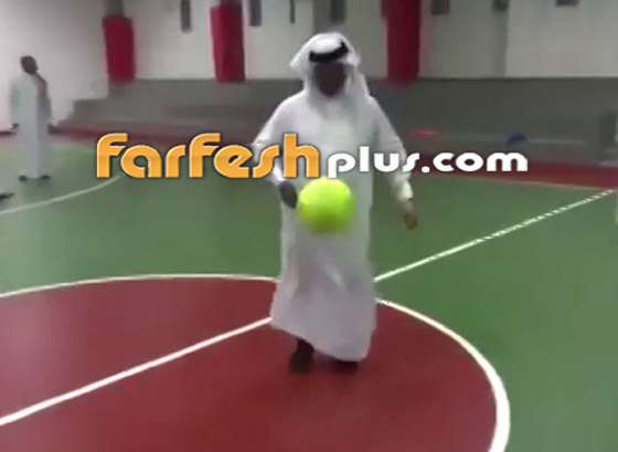 بالفيديو: الفنان السعودي محمد عبده يبرز مهارته في كرة القدم صورة رقم 2 بالفيديو: الفنان السعودي محمد عبده يبرز مهارته في كرة القدم صورة رقم 2