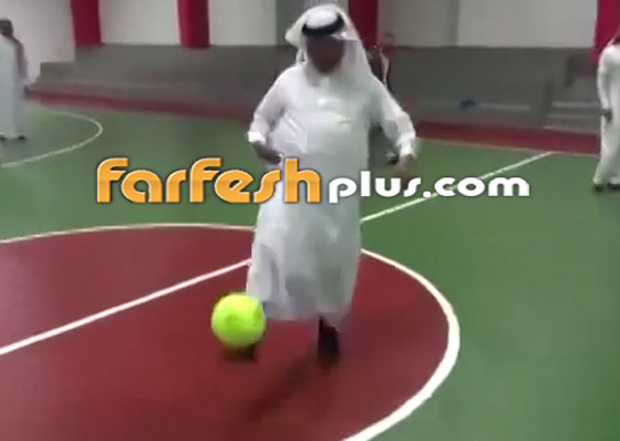 بالفيديو: الفنان السعودي محمد عبده يبرز مهارته في كرة القدم صورة رقم 3 بالفيديو: الفنان السعودي محمد عبده يبرز مهارته في كرة القدم صورة رقم 3