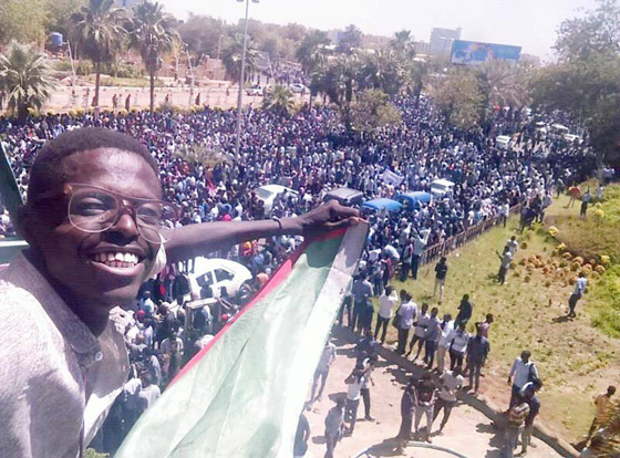 الخرطوم: تفاصيل اعتصام وزارة الدفاع السودانية، فيديو وصور صورة رقم 14