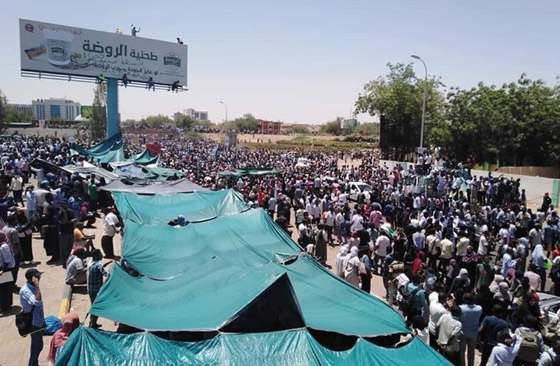 الخرطوم: تفاصيل اعتصام وزارة الدفاع السودانية، فيديو وصور صورة رقم 15