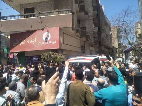النجوم يودعون الفنان محمود الجندي الى مثواه الأخير وانهيار أحمد السقا صورة رقم 6