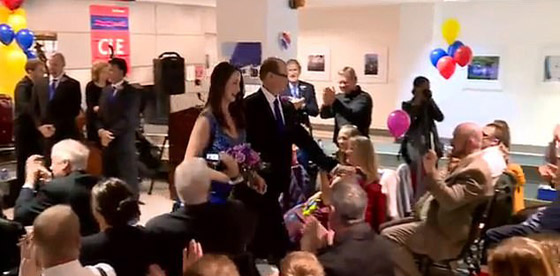 فيديو وصور: عاشقان أمريكيان يتزوجان في المطار! ما السبب؟  صورة رقم 9