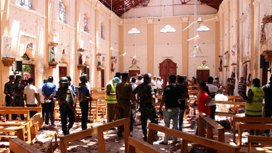 بالفيديو: الإرهابي يظهر بين الجموع ويفجر الكنيسة بسريلانكا صورة رقم 14