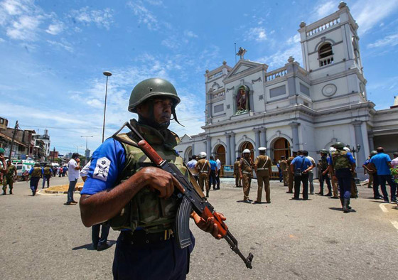 بالفيديو: الإرهابي يظهر بين الجموع ويفجر الكنيسة بسريلانكا صورة رقم 10