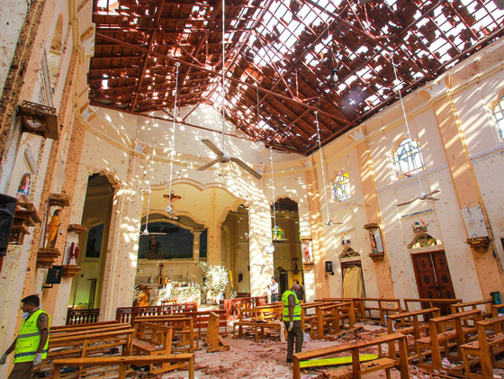 بالفيديو: الإرهابي يظهر بين الجموع ويفجر الكنيسة بسريلانكا صورة رقم 9