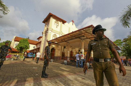 بالفيديو: الإرهابي يظهر بين الجموع ويفجر الكنيسة بسريلانكا صورة رقم 8