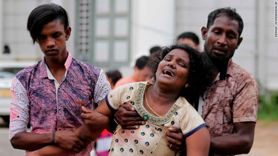 بالفيديو: الإرهابي يظهر بين الجموع ويفجر الكنيسة بسريلانكا صورة رقم 7