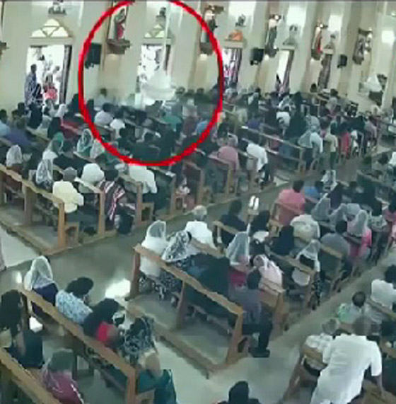 بالفيديو: لحظة دخول انتحاري سريلانكا إلى الكنيسة صورة رقم 1
