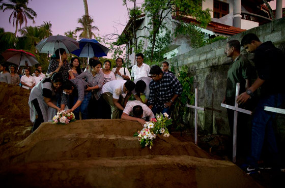 بالفيديو: لحظة دخول انتحاري سريلانكا إلى الكنيسة صورة رقم 5