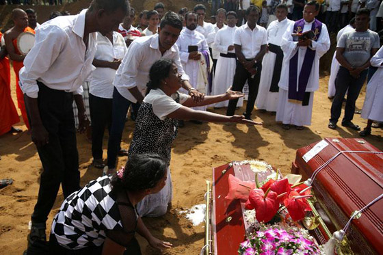بالفيديو: لحظة دخول انتحاري سريلانكا إلى الكنيسة صورة رقم 11
