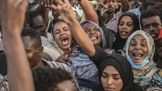 الخرطوم: سودانيات يطالبن بالتحرر من قوانين القمع في ساحة الاعتصام صورة رقم 1