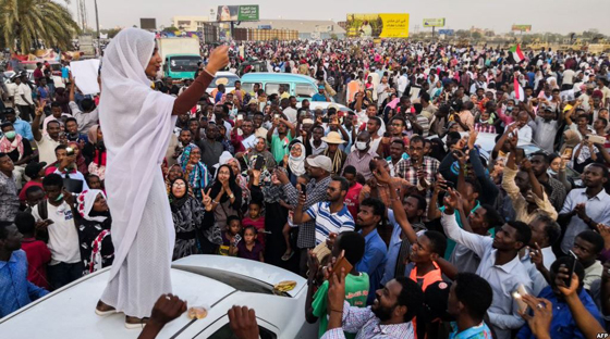 الخرطوم: سودانيات يطالبن بالتحرر من قوانين القمع في ساحة الاعتصام صورة رقم 8