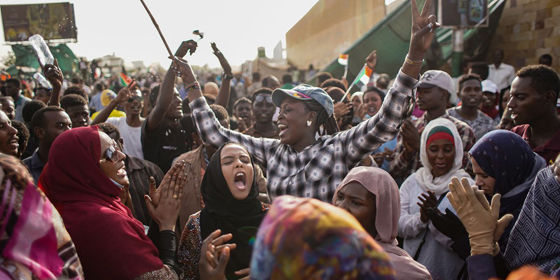 الخرطوم: سودانيات يطالبن بالتحرر من قوانين القمع في ساحة الاعتصام صورة رقم 9