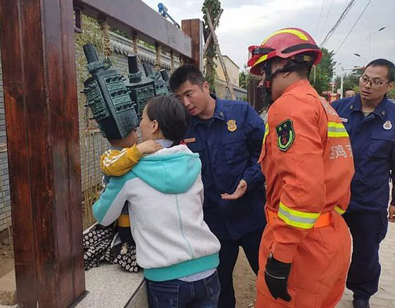 بالفيديو: عملية دقيقة لإنقاذ طفل علق رأسه داخل  جرس قديم في حديقة عامة!  صورة رقم 3