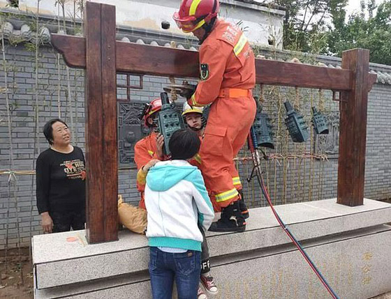 بالفيديو: عملية دقيقة لإنقاذ طفل علق رأسه داخل  جرس قديم في حديقة عامة!  صورة رقم 5