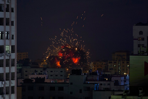غزة: الفصائل ترد على قصف الزوارق الحربية الإسرائيلية صورة رقم 12