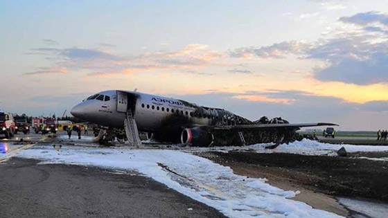 بالفيديو والصور: كابتن الطائرة الروسية المنكوبة يقتحم النار لينقذ زميله صورة رقم 14