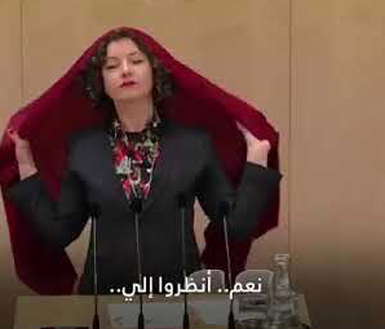 بالفيديو: نائبة نمساوية ترتدي الحجاب وتوجه رسالة من البرلمان  صورة رقم 2